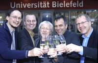 Bielefelder Erfolge bei der Exzellenzinitiative von Bund und Länder. Das Cluster 'Cognitive Interaction Technology' und die Graduiertenschule 'Bielefeld International Graduate School in History and Sociology' haben auch die entscheidende Hürde genommen.  Strahlende Gesichter bei  Professor Dr. Helge Ritter, Forschungsprorektor Professor Dr. Martin Egelhaaf, Professor  Dr. Jörg Bergmann, Lehrprorektor Professor Dr. Gerhard Sagerer und Profesor Dr. Ipke Wachsmuth (v.l.) 