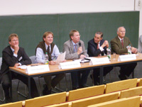 Alumni-Tag der Fakultät für Wirtschaftswissenschaften: Günter Hagedorn,
Professor Dr. Fred G. Becker, Harald Grefe, Dr. Burkhard Schwenker und Professor Dr. Joachim Frohn nahmen an der Podiumsdiskussion teil.