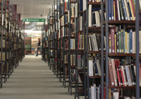 Die Bibliothek erstreckt sich fast über die gesamte erste Etage des Universitätsgebäudes.