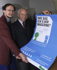 Die Professoren Helge Ritter und Gert Rickheit   (v.l.) mit dem Plakat für den Kommunikations- und Robotertag in der Universität. 
