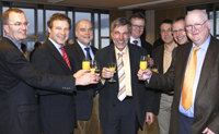Prof. Dr. Martin Carrier, Fakultät für Geschichtswissenschaft, Philosophie und Theologie der Universität Bielefeld, Abteilung Philosophie, erhält den Leibniz-Preis 2008 (Mitte). Es gratulieren Prof. Martin Egelhaaf, Kanzler Hans-Jürgen Simm, Rektor Prof. Dieter Timmermann, Prof. Johannes Hellermann, Prof. Alfons Bora, Prof. Ipke Wachsmuth und Prof. Ansgar Beckermann (v.l.).