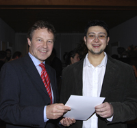 Kanzler Hans-Jürgen Simm überreichte den DAAD-Preis der Universität Bielefeld an Florin-Stefan Morar (23) aus Rumänien.