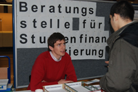 Bild: Wögen Tadsen ist studientische Hilfskraft der Beratungsstelle für Studienfinanzierung.