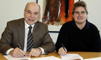 Bild: Rektor Professor Dr. Dieter Timmermann und Tobias Schütz unterzeichnen den Fördervertrag.