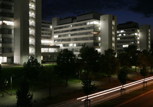 Bild: Universität Bielefeld bei Nacht.
Foto: Trautner