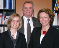 Das Wissenschaftsbüro Bielefeld: Julia Homburg, Hans-Rudolf Holtkamp (Geschäftsführer Bielefeld Marketing GmbH) und Projektleiterin Dr. Annette Klinkert (v.l.).