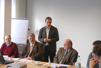 10. Treffen der AG der Hochschularchive in Nordrhein-Westfalen: Martin Löning, Archivar der Universität Bielefeld, spricht einführende Worte. Mit Dr. Klaus Graf aus Aachen, Dr. Thomas Becker, Vorsitzender der AG, und Rektor Dieter Timmermann (v.l.).
