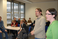 Bild: Anna Flötotto und Joerg Zender von der Fachschaft Mathematik stellen das neue "Lernzentrum Mathematik" vor. 