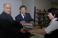Bild: Rektor Professor Dr. Dieter Timmermann und Kanzler Hans-Jürgen Simm nahmen selbst Bücher entgegen und beantworteten Fragen.