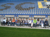 Teilnehmerinnen und Teilnehmer der Kinder-Uni mit den schönsten Hausaufgaben in der Schüco-Arena