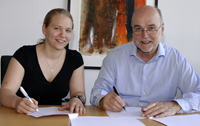 Bild: Unterzeichneten die Vereinbarung zur Förderung studierender Spitzensportler: Nicole Paczia und Rektor Professor Dr. Dieter Timmermann