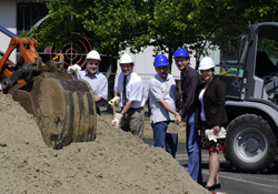 Symbolischer Spatenstich von Rektor Prof. Dr. Dieter Timmermann, Kanzler Hans-Jürgen Simm, Prof. Dr. Gerhard Sagerer, Prof. Dr. Helge Ritter und Geschäftsführerin Anita Adamczyk (v.l.).