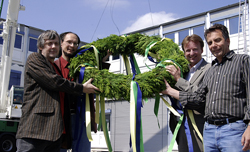 Richtfest Mobilgebäude (v.l.):Prorektor Prof. Dr. Rolf König, Prof. Dr. Helge Ritter, Technischer Direktor Dr. Christian Schepers und Prof. Dr. Gerhard Sagerer. 