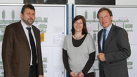 Abschluss der Asbest-Untersuchung: Reinhold Peter (stellv. BLB-Niederlassungsleiter), Gutachterin Nicole Richardson und Kanzler Hans-Jürgen Simm vor den Gebäudeplänen (v. li.). Pressekonferenz am 27.08.2008