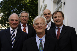 Drei Kanzlergenerationen (vorn von links): Vorgänger Dr. Eberhard Firnhaber, Karl-Hermann Huvendick und Nachfolger Hans-Jürgen Simm und dahinter Bielefelds Oberbürgermeister Eberhard David und Rektor Professor Dr. Dieter Timmermann.