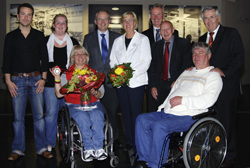 Empfang für die Monika Sikora-Weinmann, erfolgreiche Teilnehmerin der Paralympics in Peking (v.l.): Philip Kortekamp, Lisa Otto, Monika Sikora-Weinmann, Holger Schwan, Angelika Gemkow, Dr. Lutz Worms, Ulrich Zimmer, Günter Jesgarzewski  und Eberhard David. 