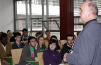 Bild: Rektor Prof. Dr. Dieter Timmermann begrüßt die ausländischen Gast-Studierenden in der Universität Bielefeld