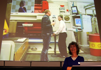 Bild: Profesorin Dr. Katharina Kohse-Höinghaus moderierte durch die Vorlesung "Direkt reingeschaut ins Forschungslabor"