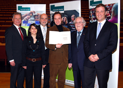 Vergabe des Karl Peter Grotemeyer-Preises (v.l.): Ortwin Goldbeck (1. Vorsitzender WLUG), Laudatorin Fatma Fettah, Rektor Professor Dr. Dieter Timmermann, Juniorprofessor Dr. Ullrich Bauer,  Professor Dr. Helmut Steiner (Geschäftsführer WLUG) sowie Dr. Bernd-Christian Balz (Deutsche Bank Bielefeld)
