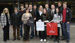Das Foto zeigt: Schulleiterin Antje Solty (Einstein-Gymnasium Rheda-Wiedenbrück), Schulleiter Dr. Siegfried Bethlehem (Städtisches Gymnasium Gütersloh), Fabian Leisle (Städtisches Gymnasium Gütersloh), Tobias Altehülshorst (Städtisches Gymnasium Gütersloh), Janine Riedel (Friedrich-List-Berufskolleg Herford), Niklas Wichmann (Städtisches Gymnasium Gütersloh), Bernd Wolter (Friedrich-List-Berufskolleg Herford), Lea Panagopoulos-Boje (Friedrich-List-Berufskolleg Herford), Valeria Schramm (Einstein-Gymnasium Rheda-Wiedenbrück), Professor Dr. Hermann Jahnke (Universität Bielefeld), Professor Dr. Reinhold Decker (Universität Bielefeld), Matthias Homburg (Einstein-Gymnasium Rheda-Wiedenbrück), Anastasia Volodin (Einstein-Gymnasium Rheda-Wiedenbrück) und Lukas Rehaag (Friedrich-List-Berufskolleg Herford).