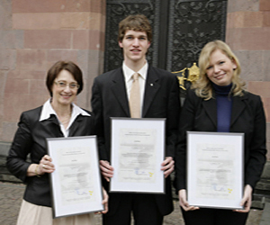 Siegerfoto vor dem Frankfurter Römer: Angela Reichelt (3. Platz), Benjamin Kuntz (1. Platz), Rebecca Thier (2. Platz) (v. links n. rechts); Quelle: BKK Landesverband Hessen
