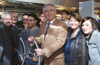 Oberbürgermeister Eberhard David besucht zusammen mit Schülerinnen und Schülern der Gesamtschule Schildesche den BIOtechnikum-Truck. v.links:Prof. Alfred Pühler (Leiter CeBiTec), Dr. Martin Schleef (BIO OWL), Deniz Düz, Oberbürgermeister Eberhard David, Marlies Noach, Ronja Reineke