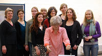 v. links: Veronika Schmidt-Lentzen (stellvertretende Gleichstellungsbeauftragte), Uschi Baaken (Gleichstellungsbeauftragte), Nicole M. Wilk (Referentin),  Hanna Danze, Jutta Grau (Mitarbeiterin Gleichstellungsbeauftragte), Cornelia Neumann (Psychologische Frauenberatung), Mona Gröning (Psychologische Frauenberatung), Sylvia Krenzel (Psychologische Frauenberatung), Helen Dietz (Psychologische Frauenberatung).
Mitte: eine Schaufensterfigur der Ausstellung 