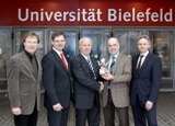 Universität Bielefeld erhält „OWL Imagepreis“. 
v. links: Dr. Christoph von der Heiden (Geschäftsführer IHK), Hans-Jürgen Simm (Kanzler der Universität Bielefeld), Herbert Sommer (Vorsitzender Verein Unternehmen für OWL-Marketing), Professor Dr. Dieter Timmermann (Rektor der Universität Bielefeld), Herbert Weber (Geschäftsführer OWL-Marketing)