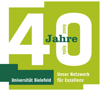 Prorektorin Joanna Pfaff-Czarnecka und Rektor Dieter Timmermann präsentieren das Plakat zum Universitätsjubiläum