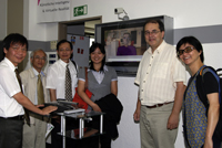 Bild: Die wissenschaftliche Delegation aus Taiwan besuchte auch den Avatar Max in der Arbeitsgruppe Wissensbasierte Systeme der Technischen Fakultät