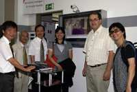 Die wissenschaftliche Delegation aus Taiwan besuchte auch den Avatar Max in der Arbeitsgruppe Wissensbasierte Systeme der Technischen Fakultät