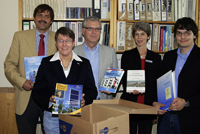 Prof. Dr. Michael Kotulla, Dorothea Schwartze (Umweltzentrum), Dr. Michael Höppner, Barbara Knorn und André Erpenbach (v.l.) freuen sich über die gelunge Bücherübergabe.