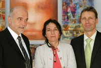 Rektor Prof. Dr. Dieter Timmermann, Künstlerin Cecilia Herrero Laffin und Kai-Uwe Steinbrecher, Technischer Leiter moBiel, vor dem Wandbild an der StadtBahn-Haltestelle 