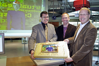 Max, Dr. Stefan Stein (HNF), Dr. Stefan Kopp und Prof. Dr. Ipke Wachsmuth von der Universität Bielefeld gratulieren Max zum zehnten Geburtstag. (v.l.)