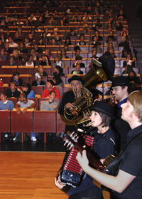 Bild: Die Bielefelder Band „Kozma Orkestar“ bei der Erstsemesterbegrüßung 