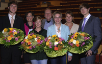 Absolventen der Fakultät für Gesundheitswissenschaften erhalten AOK-Förderpreis (v.l.):  Benjamin Kuntz, Anja Schmidtpott (AOK-Westfalen-Lippe), Wiebke Sannemann, Juryvorsizender Dr. Thomas Schott, Julia Sahling, Dekanin Professorin Dr. Claudia Hornberg und Oliver Damm. 