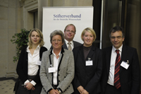 Prof. Dr. Sabine Andresen, Dr. Andrea Frank, Leiterin des Servicebereichs SL_K5, Dr. Björn Rüdiger, Wiss. Mitarbeiter und Grotemeyer-Preisträger, Wiebke Esdar, Studentisches Senatsmitglied, Prof. Dr.-Ing. Gerhard Sagerer, Rektor (v.l.) Foto: Stifterverband/Frank Nürnberger 