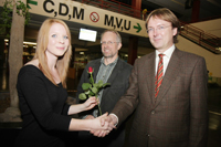 Die Preisträgerin des Andreas-Handl-Preises Marie Schuir, Prof. Dr. Peter Wolf und der Dekan Prof. Dr. Fred G. Becker (von links) Foto: Mike-Dennis Müller/Westfalen-Blatt