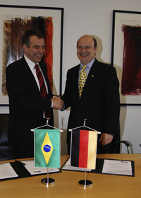 Vertragsunterzeichnung (v.l.): Prof. Dr.-Ing. Gerhard Sagerer und Prof. Dr. Zaki Akel Sobrinho setzen auf eine engere Zusammenarbeit.