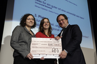 Miriam Djabbari, Saskia Fischer und Minister Armin Laschet bei der Preisvergabe in Düsseldorf (v.l.) Es fehlt Mareike Gronich, die zur Zeit ein Auslandssemester am King's College in London absolviert.