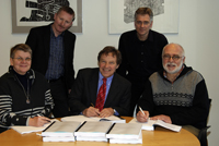 Unterschrift unter die SAP-Dienstvereinbarungen (v.l.): Johanna Soufi (Vorsitzende des Personalrates), CIO Frank Klapper, Kanzler Hans-Jürgen Simm, Projektleiter Frank Spiekermann und Dr. Walter Arnold (stellvertretender Vorsitzender des Personalrates des wissenschaftlich Beschäftigten)