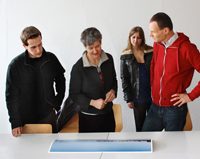 Ausstellung „Tell me your story – I give you my image“. Professorin Suse Wiegand und Professor Emanuel Raab im Gespräch mit Studierenden
