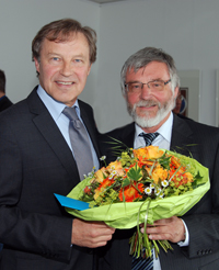Bild: Universitätskanzler Hans-Jürgen Simm (links) verabschiedete des langjährigen Dezernenten Wolfgang Hiemer