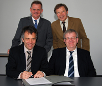Bild: Rektor Professor Dr.-Ing Gerhard Sagerer und Pastor Ulrich Pohl (vorn v.l.) unterzeichneten die Vereinbarung zur strategischen Zusammenarbeit