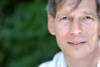 Auch Dr. Michael Hoyer feiert Jubiläum: Seit 30 Jahren dirigiert er das Hochschulorchester Bie-lefeld. (Foto: Thomas Bogdan)