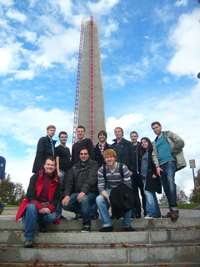 Bild: Hoch hinaus: das iGEM Team Bielefeld am Bunker Hill Monument in Boston (obere Reihe v.l.): Nils-Christian Lübke
