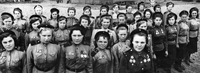 Generalleutnant Nina Lobkowskaja mit Scharfschützinnen der 3. Stoßarmee, o.O., 1945. Muse-um Berlin-Karlshorst e.V. (Foto: Boris Wdowenko)