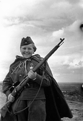 Scharfschützin Marija Kuwschinowa, o.O. Mai 1944. Museum Berlin-Karlshorst (Foto: Michail Sawin)