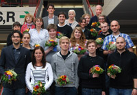 Das Foto zeigt die in den verschiedenen Berufen ausgebildeten jungen Menschen zusammen mit ihren Ausbilderinnen und Ausbildern sowie dem Personaldezernenten Dr. Frank Lohkamp und der Ausbildungskoordinatorin Angelika Spilker.