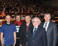 Die Studierendenvertreter Max Schneider und Dieter Horstmann begrüßten gemeinsam mit Rektor Prof. Dr.-Ing. Gerhard Sagerer, Professor Helmut Steiner, Geschäftsführer der Westfälisch-Lippischen Universitätsgesellschaft, und Bürgermeister Detlef Helling die Studienanfänger in der Universität Bielefeld.